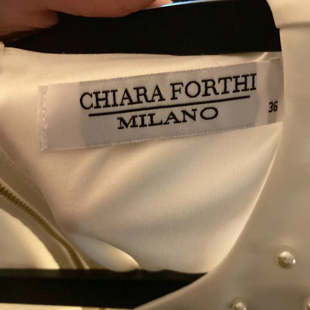 En vit klänning med pärlor från chiara forthi Milano . Klänningar.