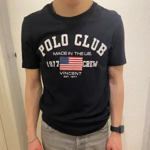 Mörkblå T-shirt från Polo Club i storlek S. Nästan aldrig använd så mkt bra skick. Hör av er vid frågor!