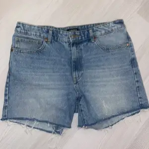 Jeans shorts som bara har använts 3-5 gånger, och är mycket väl omhändertagen! Passar dig som brukar bära 38-40 i byxor. Dom har lagom med stretch så det räcker😊  ‼️‼️Kontakta för ytterligare information eller prisförslag✌🏼😉‼️‼️