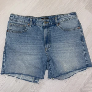 Jeans Shorts - Jeans shorts som bara har använts 3-5 gånger, och är mycket väl omhändertagen! Passar dig som brukar bära 38-40 i byxor. Dom har lagom med stretch så det räcker😊  ‼️‼️Kontakta för ytterligare information eller prisförslag✌🏼😉‼️‼️