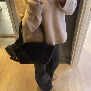 Svart väska - En så fin och unik svart väska. I så bra skick. Köpt secondhand så vet inte märke. 