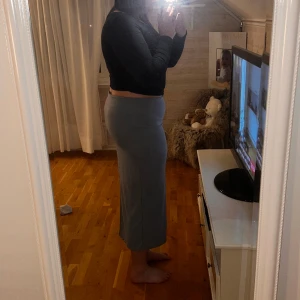 Kjol - Säljer denna gråa kjol i storlek L❤️Den har en slit där bak och resårband i midjan. Kan hämtas i Ulricehamn eller skickas. Använt få tal gånger. Kunden betalar frakt