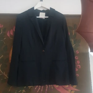 Minimarket kavaj - 🖤Minimarket🖤 Ej figursydd mer lose fit.  Oversize, sitter fint på 36 med.   100% polyester   En knapp fram samt två fickor.  3 knappar varje arm. Lossnat 2 på ena armen. Finns extraknappar kvar. Någon lös tråd o noppa. Mer bilder finns 