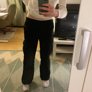 Svarta Cargobyxor  - Bekväma och lätta, svarta Cargobyxor från h&m. Inte så använda 🩵