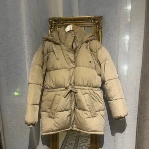 Beige jacka strl S  - Mysig och varm jacka i nyskick. 