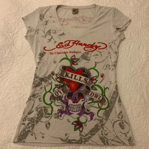 Ed Hardy Tröja  - Säljer denna snygga Ed Hardy tröja. Den är storlek M men är ganska liten i storleken, så passar typ som XS/S. Finns ett litet hål i tröjan som knappt syns kom privat för bild💗