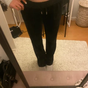 juice byxor  - säljer mina svarta juicebyxor då de inte kommer till så mycket användning. har dock en lite fläck på sidan av benet men syns knappt. skriv för bilder
