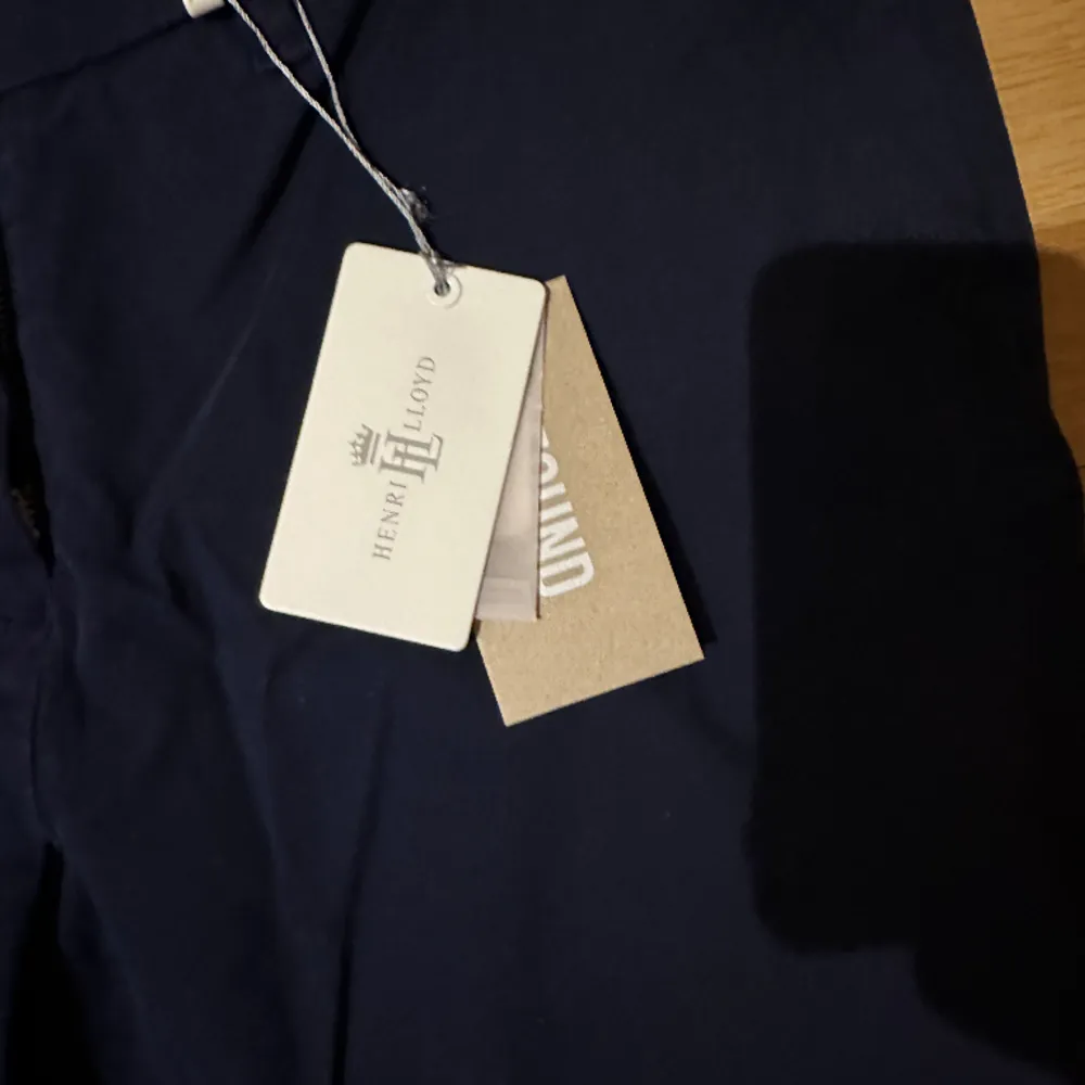 New chino byxor med tag. Aldrig använd pga de är för liten. 97% Cotton och 3% elastane. . Jeans & Byxor.