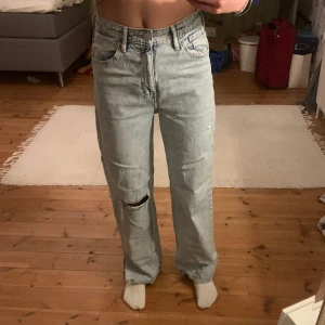 Högmidjade jeans - Ett par högmidjade jeans i bra skick. Storlek 158.
