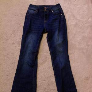 Säljer dessa midwaist jeans, endast använda en gång och är i nyskick. Innerbenslängd: 80cm