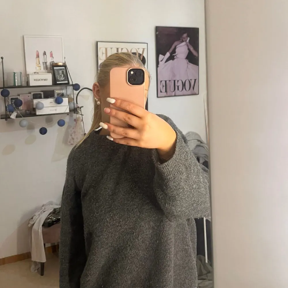 grå stickad tröja från h&m, lite nopprig men annars i bra skick 💗. Hoodies.