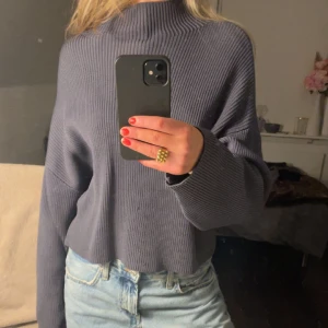Zara topp - Säljer denna söta tröja ifrån zara, blå/grå passar s/m och perfekt till vintern eller sommar kvällar knappt använd😇💘🪐