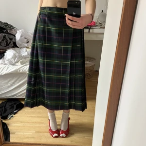 Rutig långkjol - Supercool vintage rutig långkjol. Den är stor storlek men går att justera enkelt. Väldigt fint skick och bra kvalité. Pris kan diskuteras och kan mötas upp vid Medborgarplatsen i Stockholm. 