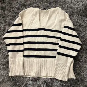 Säljer denna randiga stickade tröja från Zara. Köpt förra året, använd fåtal gånger men säljes pga den ej är min stil längre💕 Köpt för 400