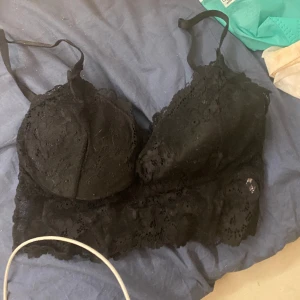 Svart spets topp - Svart spets topp  Lite stretch Knappt använd Båda för 65kr 40:-/ styck