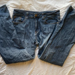 Jeans - Supersnygga low/mid waist raka/vida jeans. Bara att skriva om du har några frågor eller vill ha fler bilder (kan tyvärr inte skicka med dem på)🌸🌟