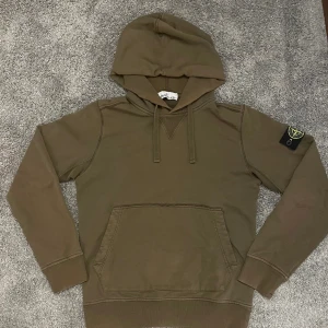 Stone Island Hoddie - skick 6/10 storlek S, pris kan diskuteras vid snabb affär 