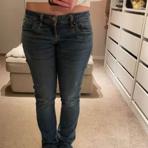 Jätte snygga ltb jeans som är mörkblåa med hål, används inte ofta och därför säljer🥰