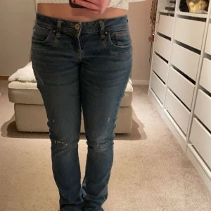LTB jeans - Jätte snygga ltb jeans som är mörkblåa med hål, används inte ofta och därför säljer🥰