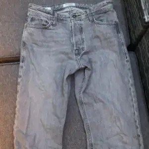 Gråa Jack and Jones jeans i passformen loose/chris. Säljer för att de har blivit för små, cond - 9/10.