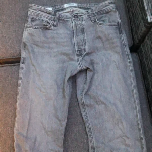 Jack and Jones jeans chris - Gråa Jack and Jones jeans i passformen loose/chris. Säljer för att de har blivit för små, cond - 9/10.