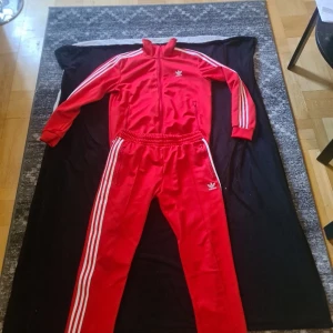 Adidas originals dress  - Hej! Jag säljer en helt ny och oanvänd Adidas dress i storlek L  (endast prövad) Dressen har ingen som helst tecken på användning eller några anmärkningar! (Dressens röda färg är inte alls lika intensiv i verkligheten)