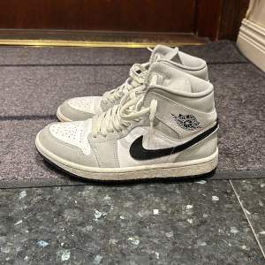 Säljer mina Jordan 1 mid light Smoke grey. Använt ett par gånger my pris e 3000 säljer för 1500 storlek 38 till 39 lite större i storleken. Box medförljer tyvär inte hittar inte den.