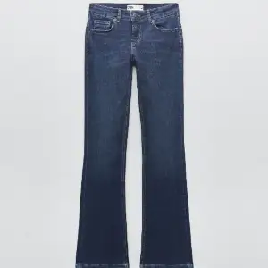 Säljer nu dessa mörkblå lowwaist jeans ifrån zara som ej säljs längre. Använda ca 2 gånger o har inga defekter ❤️