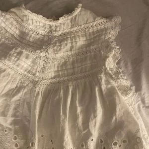 Zara topp - En jättefin zara topp som är väl använd. 💗 Köpte den för 1,5 år sedan. Den kan ha missfärgning någonstans. Säljer för 50+frakt