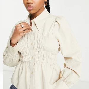 Skjorta med indragning  - Sjukt snygg skjorta med indragning i midjan! Aldrig använt! 