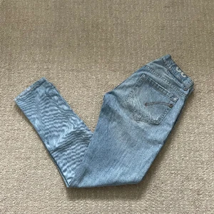 Dondup George jeans  - Säljer ett par Dondup i modellen George! Storlek 33!  Hör gärna av dig om du har frågor!