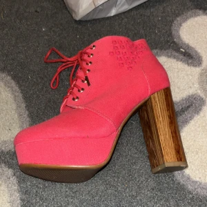 Klackar - Säljer dessa pga aldrig använda.  Skick 10/10  Köparen står för frakten! Nypris 1000