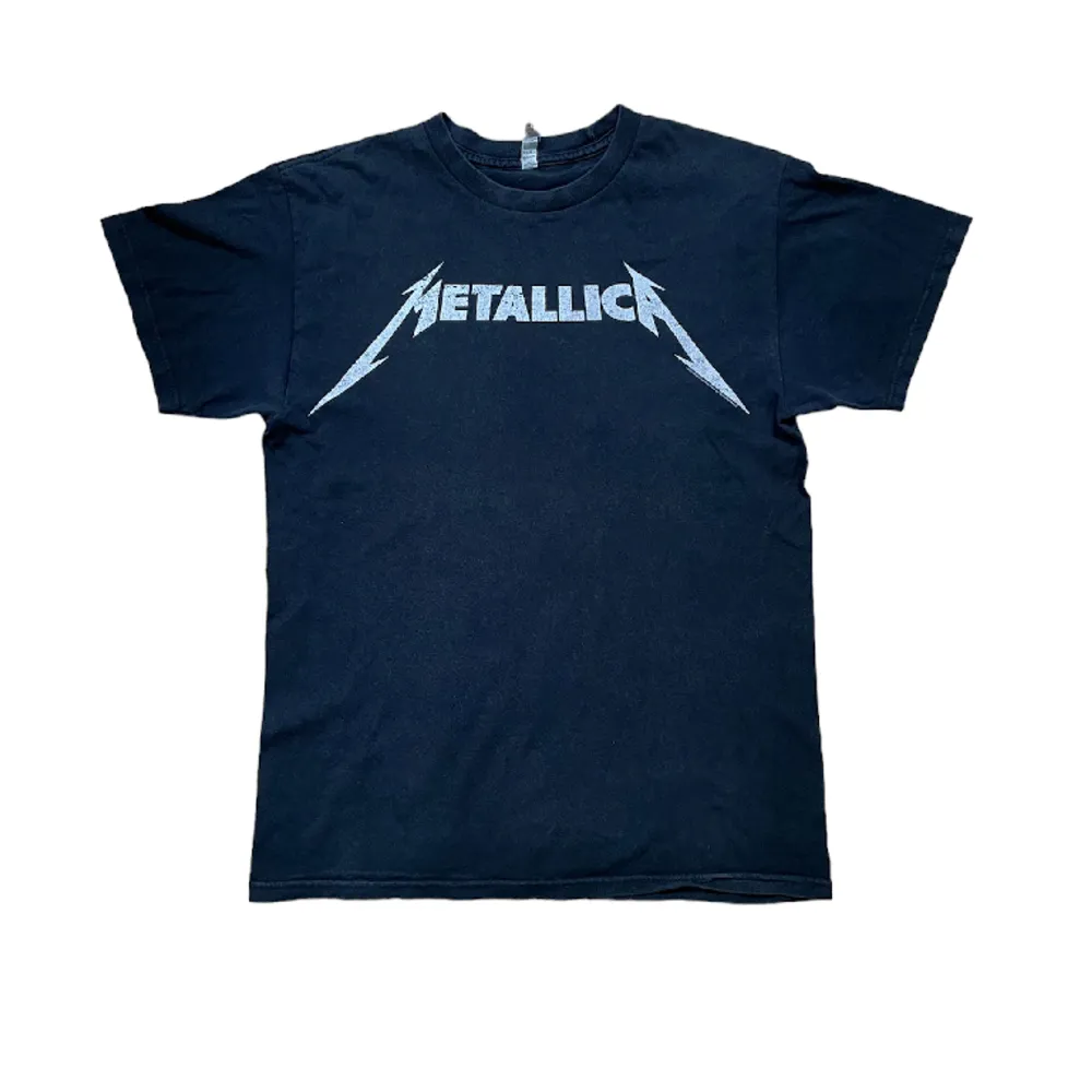 Metallica t-shirt i Strl L, bra skick Hör gärna av er om frågor😊 Har många liknande annonser uppe så kolla också dem!. T-shirts.