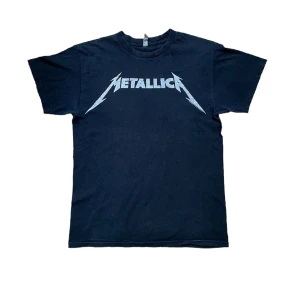 Metallica t-shirt - Metallica t-shirt i Strl L, bra skick Hör gärna av er om frågor😊 Har många liknande annonser uppe så kolla också dem!
