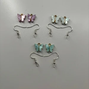 Fjäril berlock som örhängen  - Dessa är örhängen som jag gör själv. Ni bestämmer själva vilken färger ni vill ha. Men det finns bara de färger som är med på bilderna. Dessa är aldrig använda. Skriv till mig om du undrar något. OBS! När du köper denna kommer du endast köpa ett par!