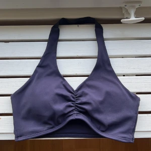 Relode halterneck top - Kan vara den snyggaste sport bh-n i världen men tyvärr är den stor på mig, endast prövad 🩷
