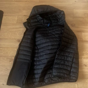 Väst  - Den är i ett riktigt bra skick inga hål ingenting säljer den eftersom att ja tröttnat på den har aldrig använt!