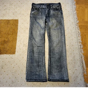 Washed flared jeans - Super fina jeans i bra skick utan defekter. Byxorna är grå och har ungefär 2 cm ”flare”. Storlek W29 L32. Midja: 40-41 cm Längd: 101 cm Botten bredd: 23cm
