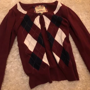 Vintage rutig röd kofta - Röd rutig mysig kofta med noll defekter, endast använd fåtal gånger. Storlek S. Riktigt vintage find. Skriv för fler bilder <333 