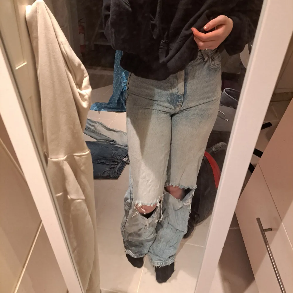 Superfina jeans från Gina tricot. Storlek 34 och passar mig som är 169 bra i längden. . Jeans & Byxor.