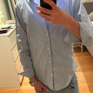 Desirée skjorta  - Riktigt fet randig skjorta i storlek S. Väldigt fint märke från Italien. Skick 10/10 knappt använd.  Ny pris ca 1299.