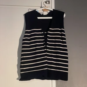 Randig väst  - Så fin stickad väst från zara i storlek M. Aldrig använd. Knappar och är mer mörkblå svart i verkligheten 