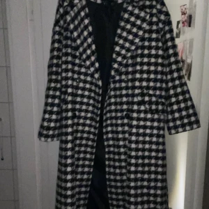 Oversized kappa - Oanvänd kappa med prislapp på ( enbart provad)  Säljer då jag helt glömde bort att skicka tillbaka oxh nu bara hänger och ts plats