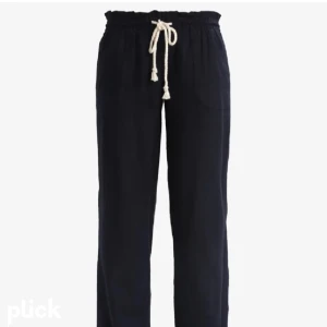 Linnebyxor svarta - Lägger upp dessa igen då det va många intresserade och ingen koll på vem som skrev först. Sen var det många som ville betala mer för att få dom. Så höjer priset och första som skriver får köpa!☺️