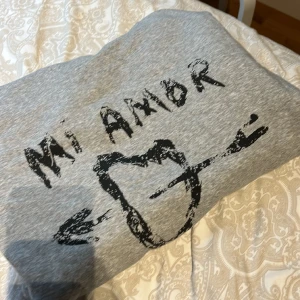 Super fin hoodie från mira Paris born to rock - Säljer då den ej kommer till användning längre 