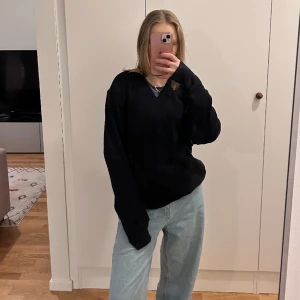 blå stickad tröja - Mörkblå finstickad tröja, köpt second hand. Passar xs-l beroende på hur du vill att den ska sitta. Står varken märket eller storlek men det är mycket fint material i bra skick. Den värmer bra! 💙💙