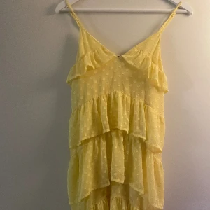 Volangklänning - Fin klänning som inte kommer till användning! Hör av dig för fler frågor privat🌸💓