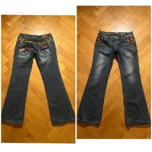 Lågmidjade jeans  - Jättwcoola jeans jag säljer endast för att dem tyvärr är för små för mig😔 Skulle säga att storleken är 27. Skriv om ni är intresserad eller har frågor❤️