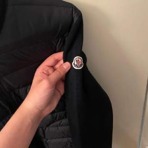 Moncler cardigan navy blue skulle säga 10/10 perfekt skick, har allt pappersarbete,kvitto,tags,dustbag,onlinekvitto. 