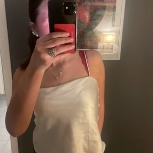 Satinlinne - Säljer mitt vita satinlinne från gina tricot, köpte för ca ett år sen men har använt de ungefär 3 ggr💞💞 har även ett undertyg och justerbara band vilket är asbra!